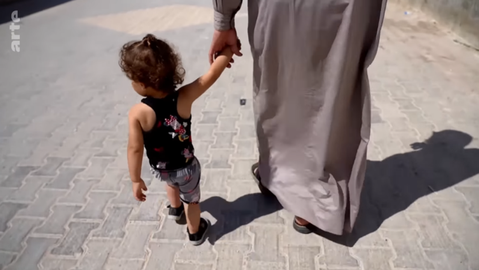 Ayman and his daughter Rina walking together in Al Nouri camp © ARTE